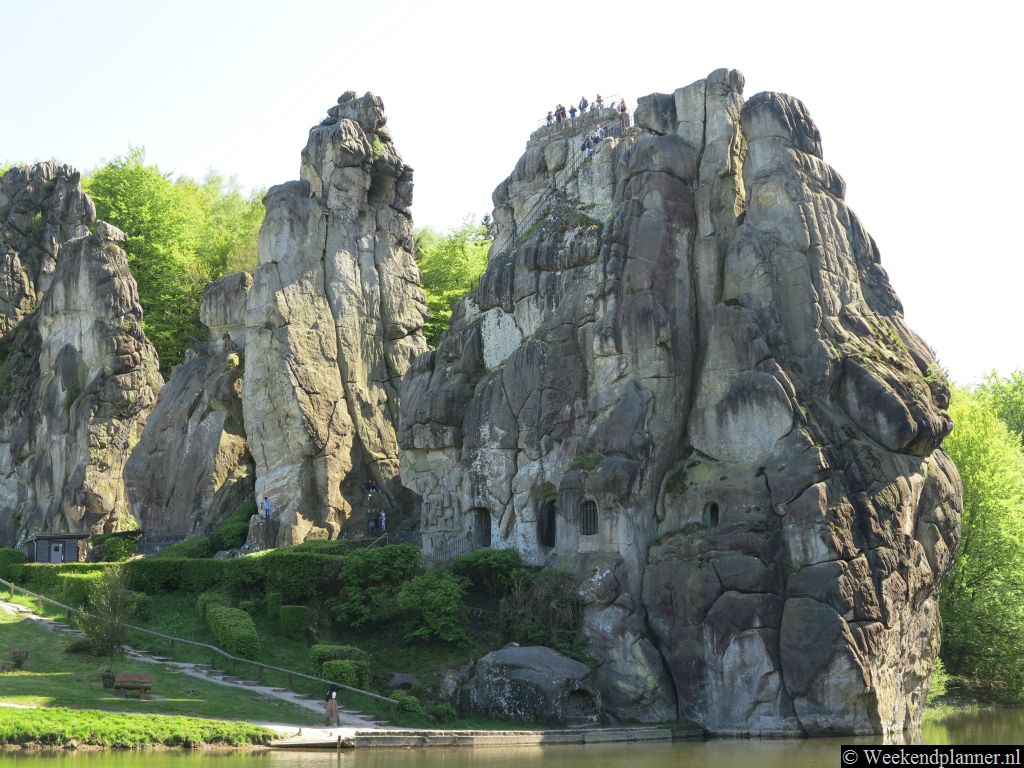 Je kunt de rotsen beklimmen via trappen en loopbruggen. Je ziet dan ook de verschillende ruimtes die in de loop der eeuwen in de rotsen zijn gehakt.Tip: Andere mooie plaatsen in het Teutoburger Woud.